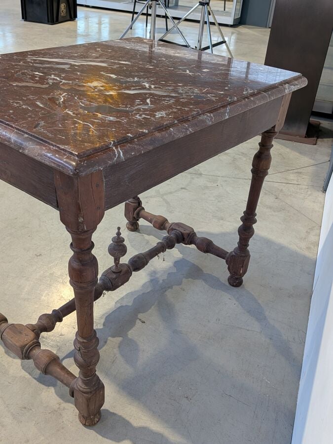 Table à gibier Louis XIII ouvrant par un tiroir en ceinture, en chêne mouluré à…