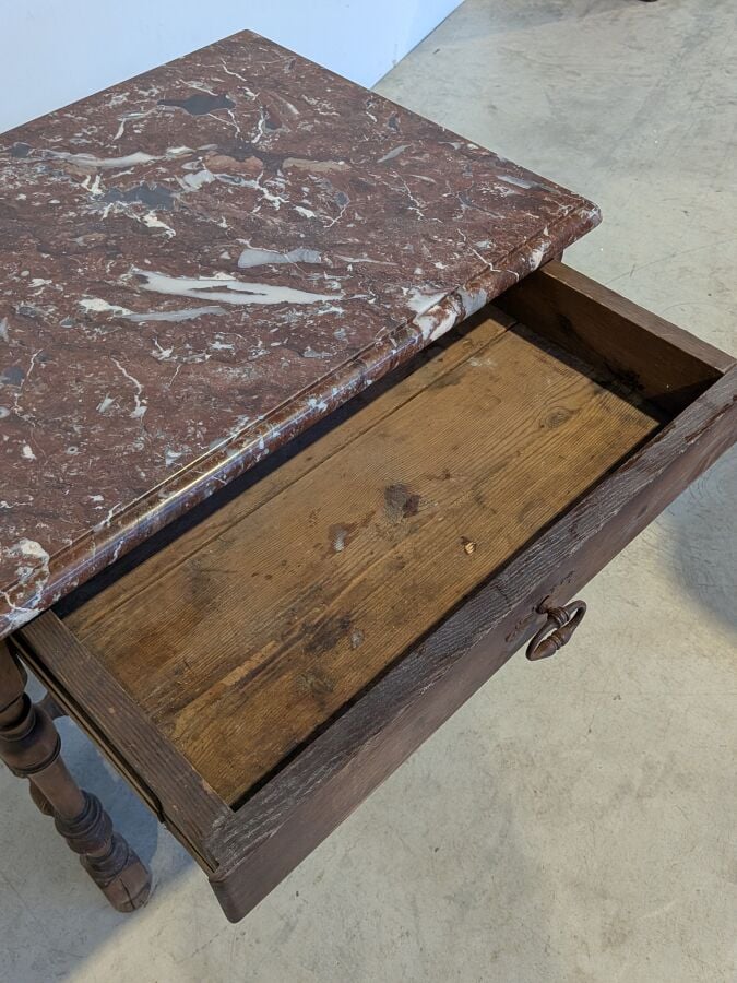 Table à gibier Louis XIII ouvrant par un tiroir en ceinture, en chêne mouluré à…