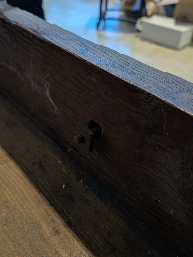 Table à gibier Louis XIII ouvrant par un tiroir en ceinture, en chêne mouluré à…