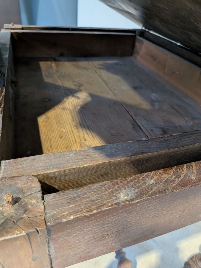 Table à gibier Louis XIII ouvrant par un tiroir en ceinture, en chêne mouluré à…