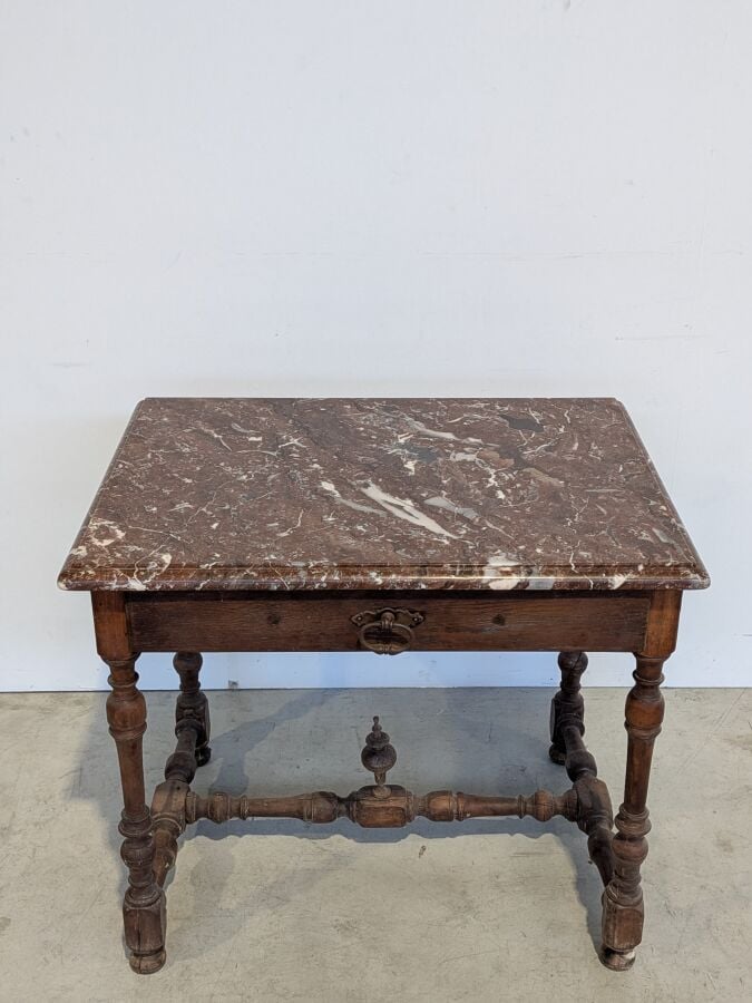 Table à gibier Louis XIII ouvrant par un tiroir en ceinture, en chêne mouluré à…