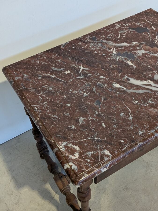 Table à gibier Louis XIII ouvrant par un tiroir en ceinture, en chêne mouluré à…