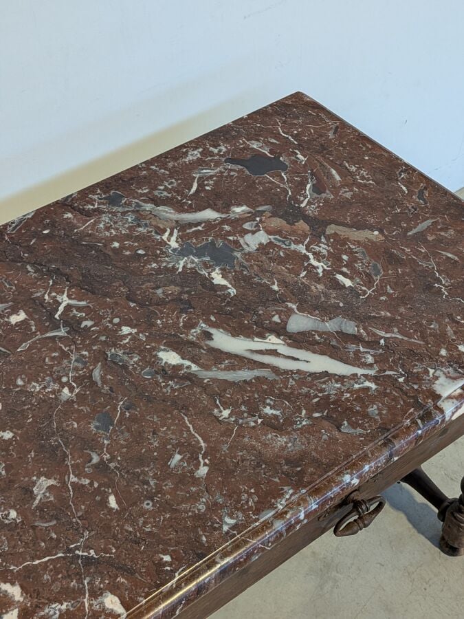 Table à gibier Louis XIII ouvrant par un tiroir en ceinture, en chêne mouluré à…