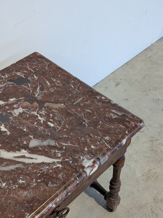 Table à gibier Louis XIII ouvrant par un tiroir en ceinture, en chêne mouluré à…