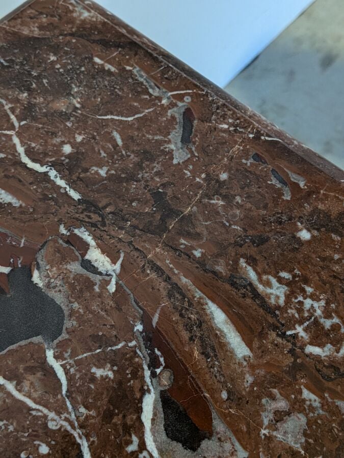 Table à gibier Louis XIII ouvrant par un tiroir en ceinture, en chêne mouluré à…