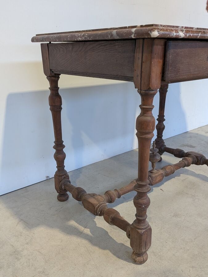 Table à gibier Louis XIII ouvrant par un tiroir en ceinture, en chêne mouluré à…