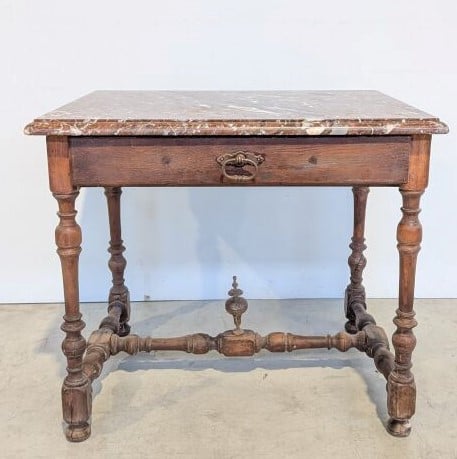 Table à gibier Louis XIII ouvrant par un tiroir en ceinture, en chêne mouluré à…