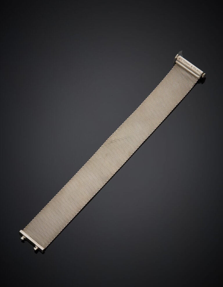 TIFFANY & Co - BRACELET manchette en argent (925‰) à maille souple milanaise. F…