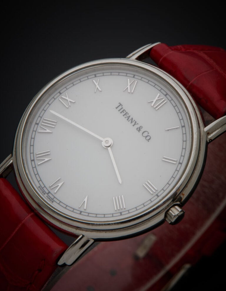 TIFFANY & Co - BRACELET MONTRE ronde en acier. Lunette et attaches godronnées.…