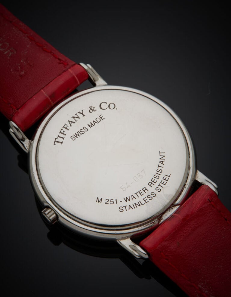 TIFFANY & Co - BRACELET MONTRE ronde en acier. Lunette et attaches godronnées.…