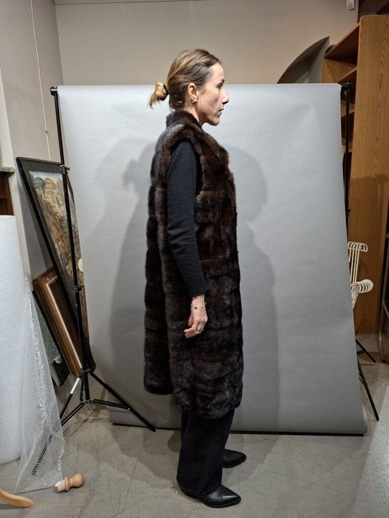 Veste longue sans manche en vison souple. - Taille supposée 38/40. - Bon état (…