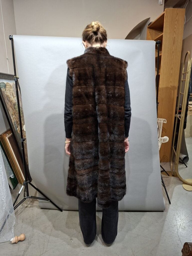 Veste longue sans manche en vison souple. - Taille supposée 38/40. - Bon état (…