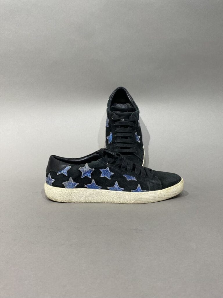YVES SAINT LAURENT - Baskets en cuir noir à décor d'étoiles en cuir bleu métall…