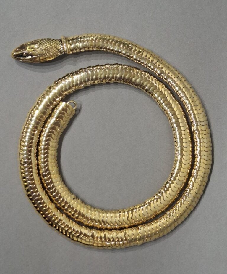 YVES SAINT LAURENT - Ceinture articulée en métal doré, en forme de serpent, le…