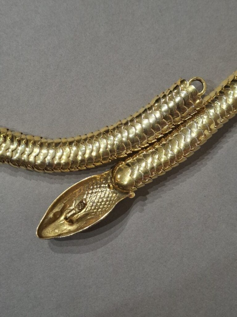 YVES SAINT LAURENT - Ceinture articulée en métal doré, en forme de serpent, le…