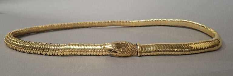 YVES SAINT LAURENT - Ceinture articulée en métal doré, en forme de serpent, le…