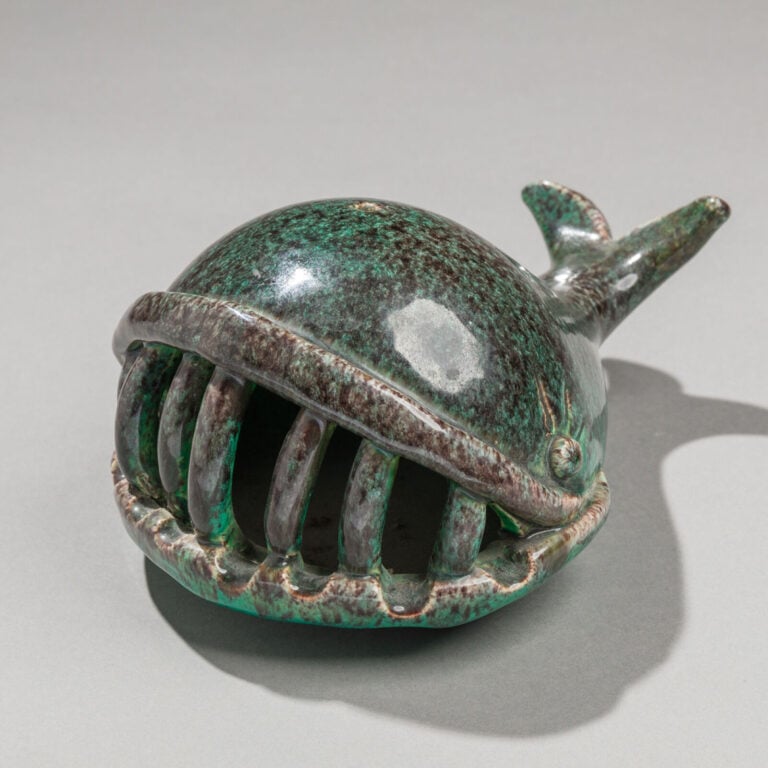 ACCOLAY - Sculpture représentant une baleine en céramique émaillée verte nuancé… maison de vente aux encheres commissaire-priseur auction house boisgirard antonini