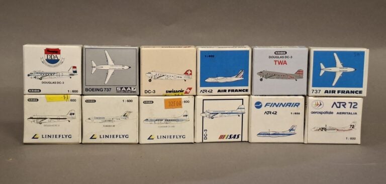 AIR FRANCE KLM - Lot d'environ 70 pièces de miniatures d'avions publicitaires