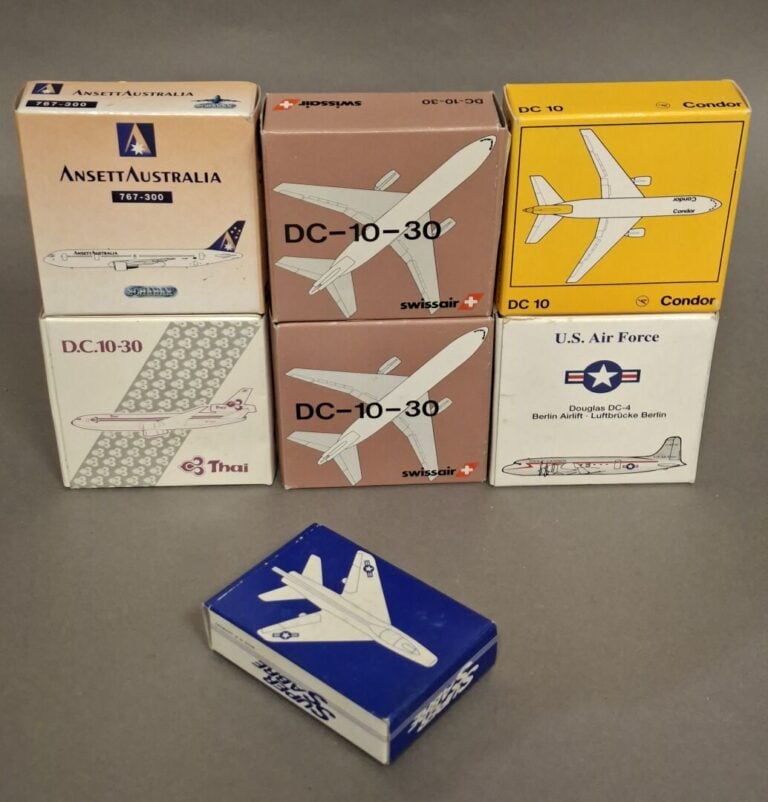 AIR FRANCE KLM - Lot d'environ 70 pièces de miniatures d'avions publicitaires