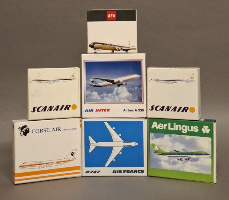 AIR FRANCE KLM - Lot d'environ 70 pièces de miniatures d'avions publicitaires