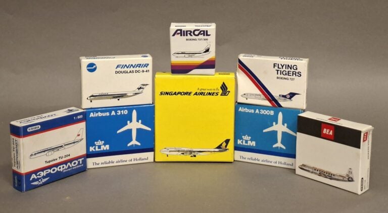 AIR FRANCE KLM - Lot d'environ 70 pièces de miniatures d'avions publicitaires