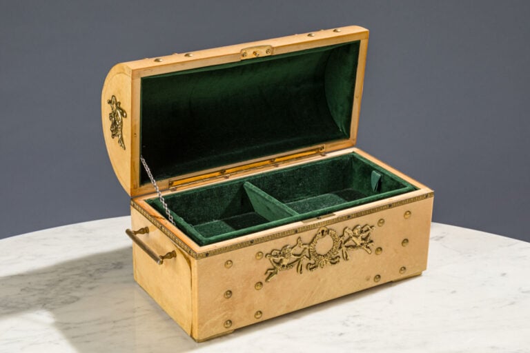 Aldo TURA, attribué à - Coffret à bijoux à caisson en bois recouvert de parchem… maison de vente aux encheres commissaire-priseur auction house boisgirard antonini