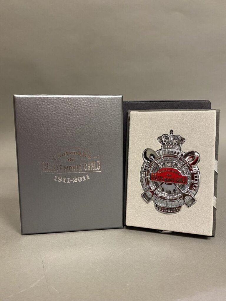 Badge de calandre Centenaire du Rallye Monte Carlo, année 2011 - Avec boîte et…