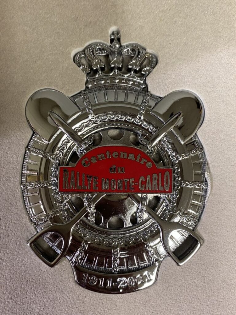 Badge de calandre Centenaire du Rallye Monte Carlo, année 2011 - Avec boîte et…