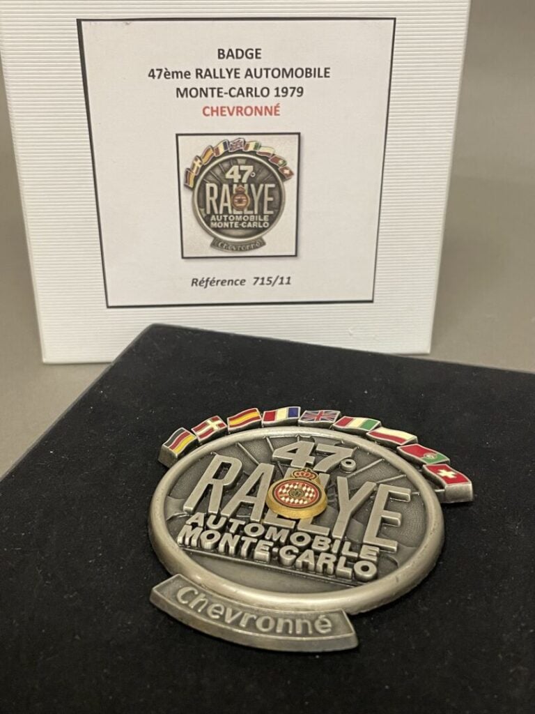 Badge de calandre "chevronné" 47e Rallye Monte Carlo, année 1979 - Avec boîte d…
