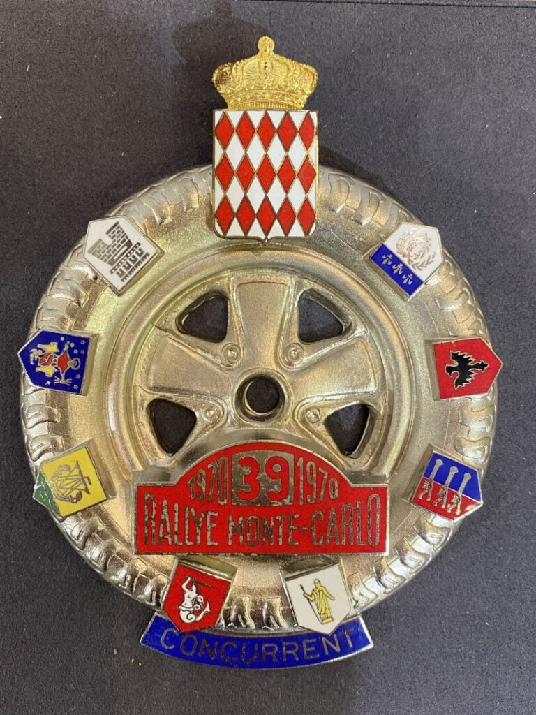 Badge de calandre "concurrent" Rallye Monte Carlo, année 1970 - Avec boite d'or…