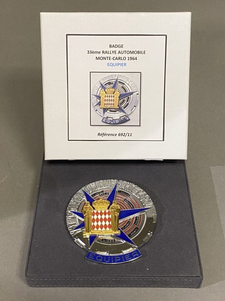 Badge de calandre "équipier" 33e Rallye Monte Carlo, année 1964 - Avec boîte d'…