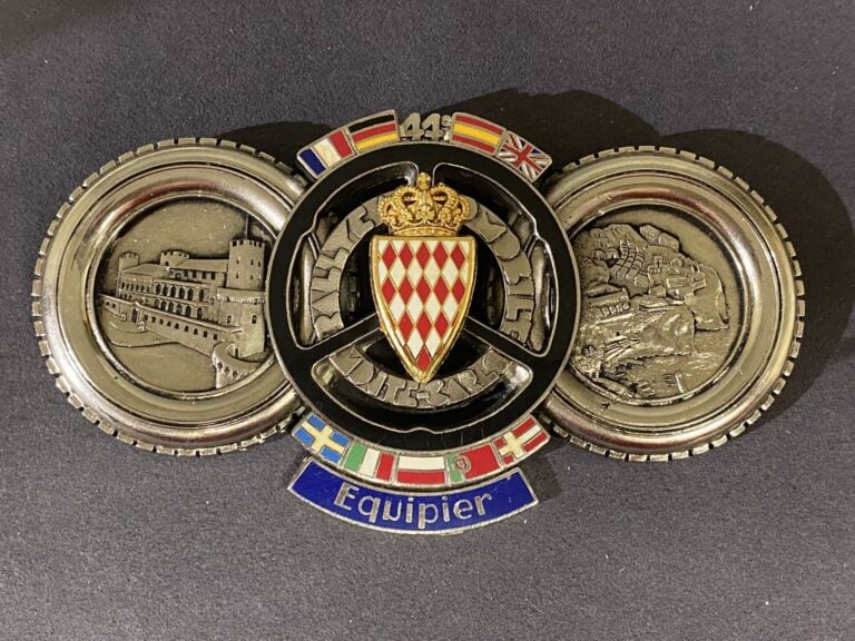 Badge de calandre "équipier" 44e Rallye Monte Carlo, année 1976 - Avec boite d'…