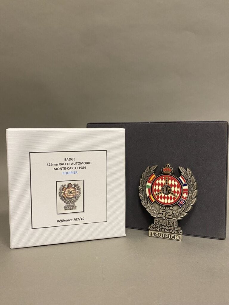 Badge de calandre "équipier" 52e Rallye Monte Carlo, année 1984 - Avec boite d'…