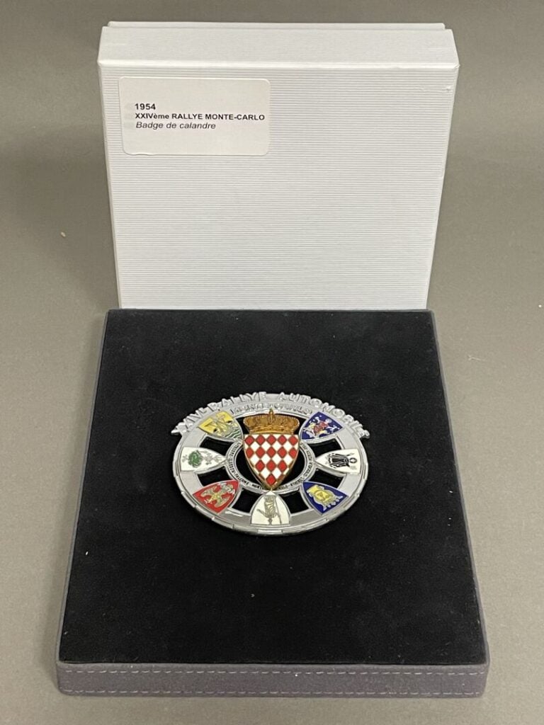 Badge de calandre Rallye Monte Carlo, année 1954 - Avec boite d'origine et fixa…