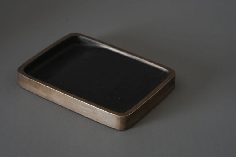 Boite à écrire en laque de forme rectangulaire de style Rinpa School - - Le cou… Vente aux encheres – Auction House – Commissaire-priseur – Auctioneer - Boisgirard Antonini – Paris – Nice