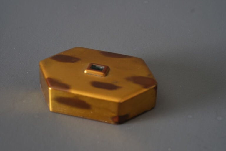 Boite à écrire en laque de forme rectangulaire de style Rinpa School - - Le cou… Vente aux encheres – Auction House – Commissaire-priseur – Auctioneer - Boisgirard Antonini – Paris – Nice