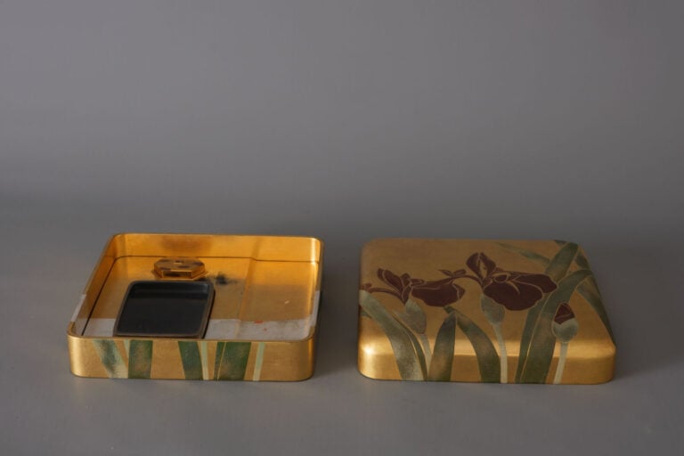 Boite à écrire en laque de forme rectangulaire de style Rinpa School - - Le cou… Vente aux encheres – Auction House – Commissaire-priseur – Auctioneer - Boisgirard Antonini – Paris – Nice