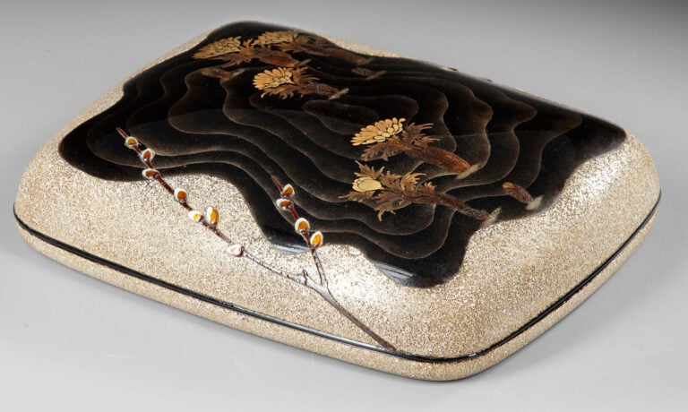 Boîte à écriture laquée (suzuribako 硯箱 ) réalisée par l'artiste laqueur Ogimura…