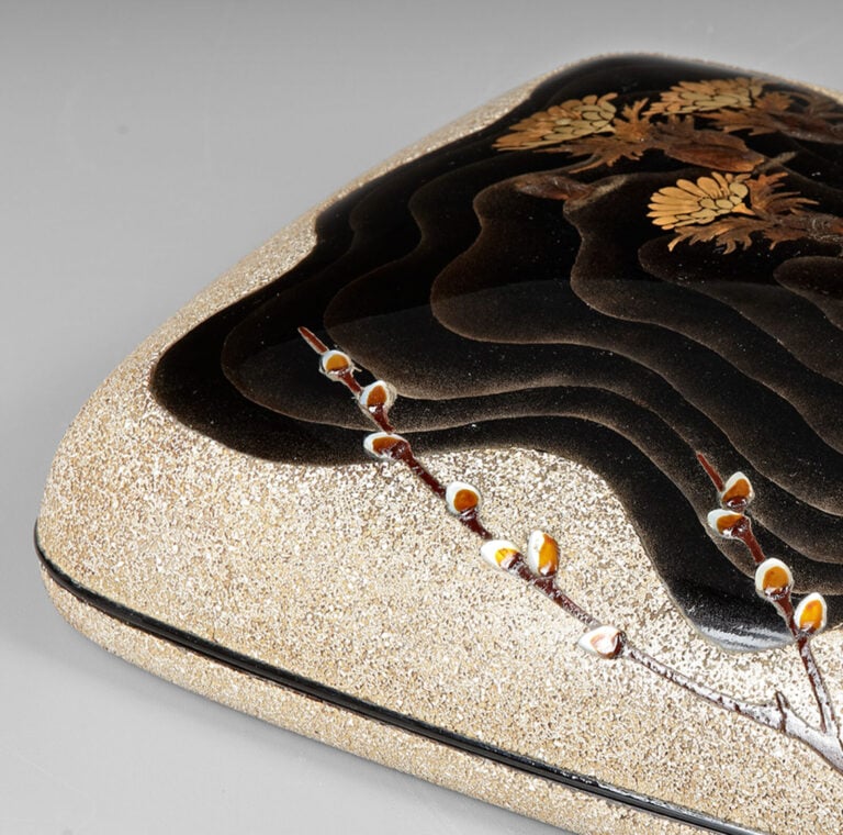 Boîte à écriture laquée (suzuribako 硯箱 ) réalisée par l'artiste laqueur Ogimura…
