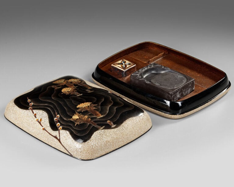 Boîte à écriture laquée (suzuribako 硯箱 ) réalisée par l'artiste laqueur Ogimura…