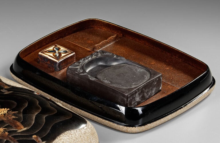 Boîte à écriture laquée (suzuribako 硯箱 ) réalisée par l'artiste laqueur Ogimura…