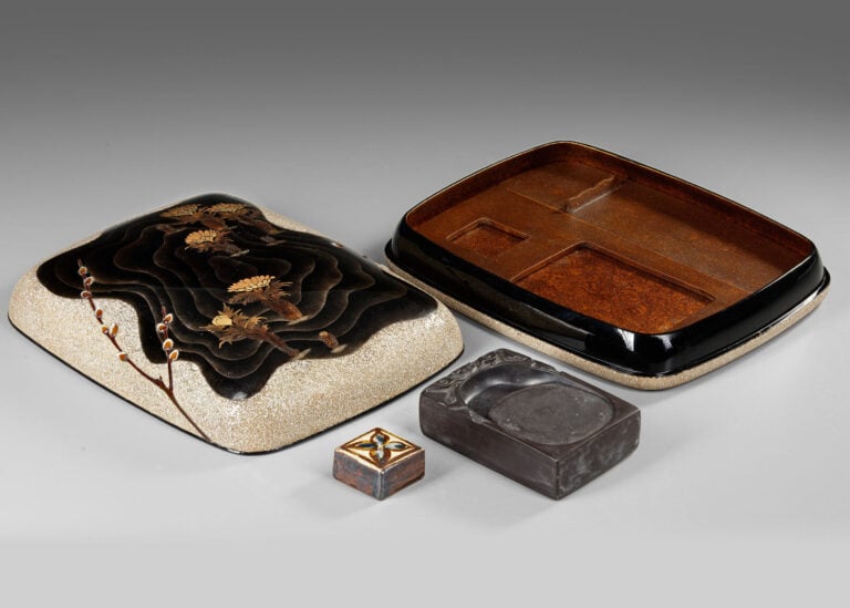 Boîte à écriture laquée (suzuribako 硯箱 ) réalisée par l'artiste laqueur Ogimura…