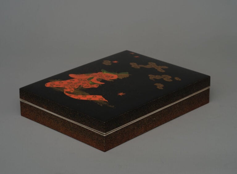 Boîte à écriture laquée (suzuribako) de forme rectangulaire. - Le couvercle pré…