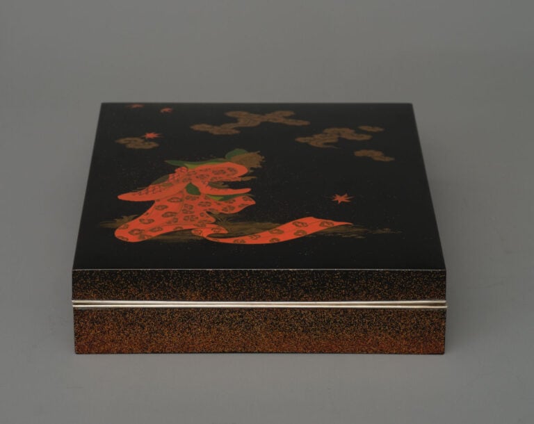 Boîte à écriture laquée (suzuribako) de forme rectangulaire. - Le couvercle pré…