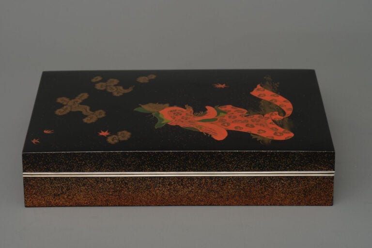 Boîte à écriture laquée (suzuribako) de forme rectangulaire. - Le couvercle pré…