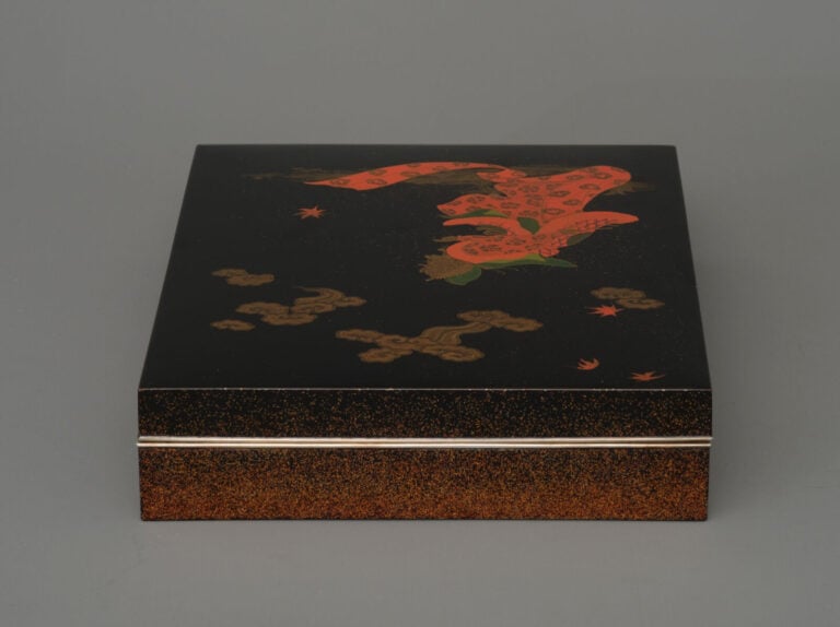 Boîte à écriture laquée (suzuribako) de forme rectangulaire. - Le couvercle pré…