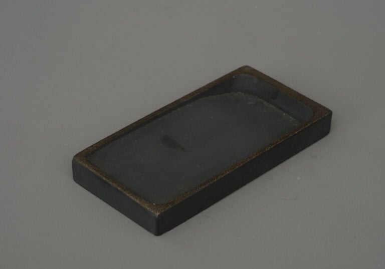 Boîte à écriture laquée (suzuribako) de forme rectangulaire. - Le couvercle pré…