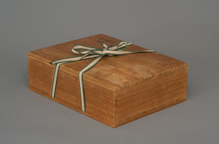 Boîte à écriture laquée (suzuribako) de forme rectangulaire. - Le couvercle pré…