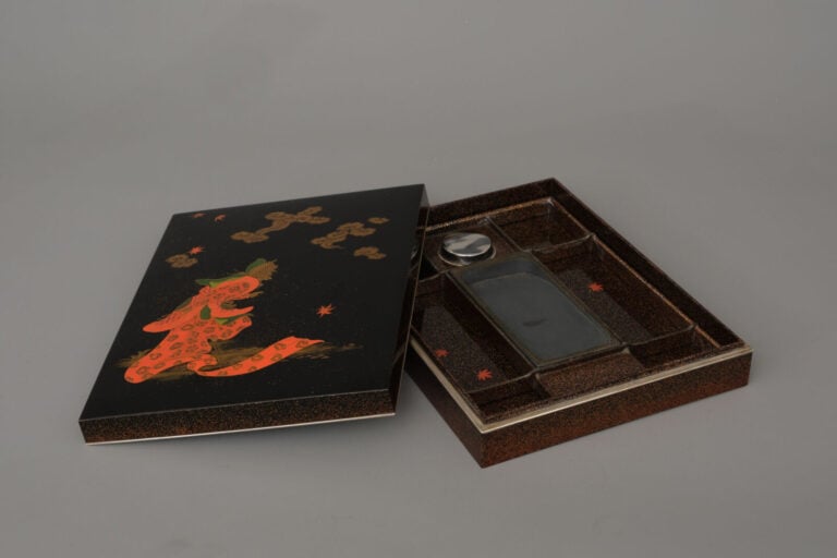 Boîte à écriture laquée (suzuribako) de forme rectangulaire. - Le couvercle pré…