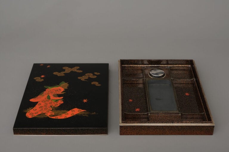 Boîte à écriture laquée (suzuribako) de forme rectangulaire. - Le couvercle pré…